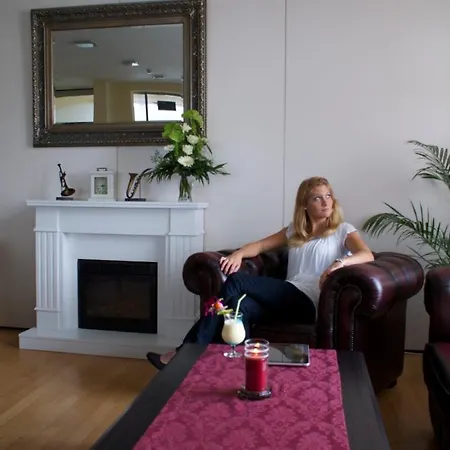 Dlgr塔贡森通海豚酒店